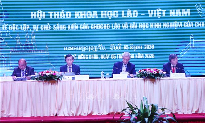 PGS.TS Đoàn Minh Huấn, Ủy viên Bộ Chính trị, Giám đốc Học viện Chính trị quốc gia Hồ Chí Minh (thứ 2 từ trái sang) tham dự Hội thảo Khoa học quốc tế Lào-Việt Nam với chủ đề “Nền kinh tế độc lập, tự chủ: Sáng kiến của Lào và bài học kinh nghiệm Việt Nam”. Ảnh: Xuân Tú - PV TTXVN tại Lào