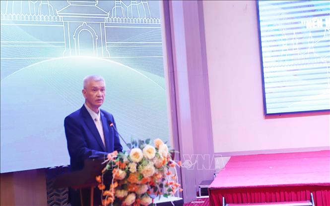 TS. Anouphap Tounalom, Bí thư Trung ương Đảng, Giám đốc Chính trị và hành chính quốc gia Lào phát biểu tại Hội thảo Khoa học quốc tế Lào-Việt Nam với chủ đề “Nền kinh tế độc lập, tự chủ: Sáng kiến của Lào và bài học kinh nghiệm Việt Nam”. Ảnh: Xuân Tú - PV TTXVN tại Lào