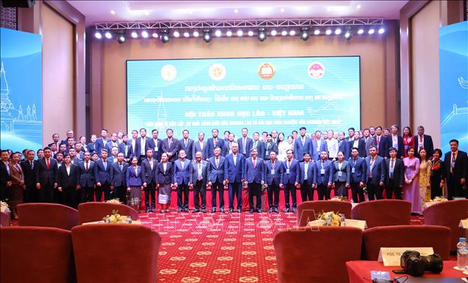 Các đại biểu tham dự Hội thảo Khoa học quốc tế Lào-Việt Nam với chủ đề “Nền kinh tế độc lập, tự chủ: Sáng kiến của Lào và bài học kinh nghiệm Việt Nam” chụp ảnh kỷ niệm. Ảnh: Xuân Tú - PV TTXVN tại Lào