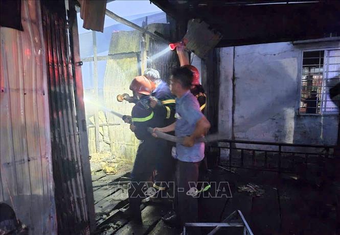 Lực lượng chức năng nỗ lực khống chế đám cháy. Ảnh: TTXVN phát
