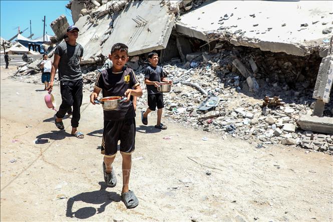 Trẻ em Palestine nhận thực phẩm viện trợ tại trại tị nạn Jabalia, phía Bắc Dải Gaza, ngày 29/6/2026. Ảnh: THX/TTXVN phát