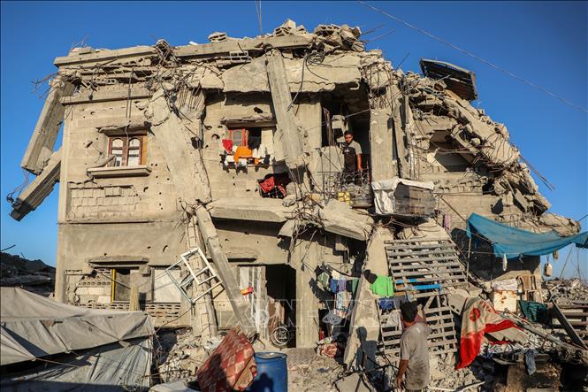 Người dân Palestine sinh sống trong những căn nhà đổ nát tại trại tị nạn Jabalia, phía Bắc Dải Gaza, ngày 23/6/2026. Ảnh: THX/TTXVN phát