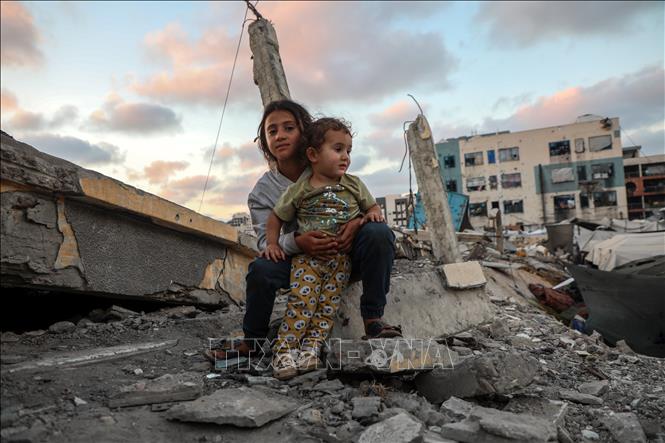 Trẻ em Palestine sống tại khu lều trại tạm ở thành phố Gaza ngày 12/6/2026. Ảnh: THX/TTXVN phát