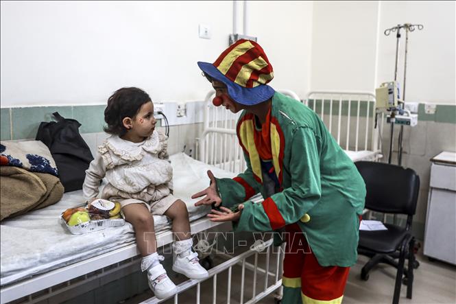Điều trị cho bệnh nhi ung thư tại Bệnh viện Al-Rantisi ở thành phố Gaza, ngày 30/5/2026. Ảnh: THX/TTXVN phát