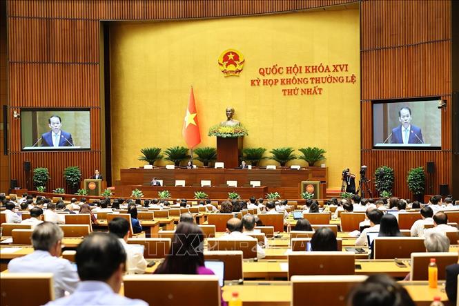 Bộ trưởng Bộ Tư pháp Hoàng Thanh Tùng, thừa ủy quyền của Thủ tướng Chính phủ trình bày Tờ trình về dự án Luật Phát triển đô thị. Ảnh: Doãn Tấn - TTXVN