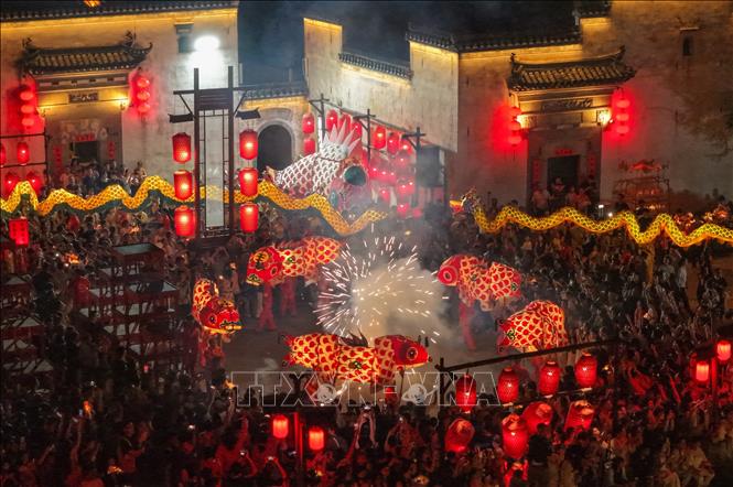 Lễ diễu hành đèn lồng hình cá truyền thống tại quận Huệ Châu, thành phố Hoàng Sơn, tỉnh An Huy, miền Đông Trung Quốc, nổi bật với những chiếc đèn lồng hình cá khổng lồ uốn lượn qua các tuyến phố của những ngôi làng cổ, tạo nên khung cảnh lung linh. Ảnh: THX/TTXVN phát