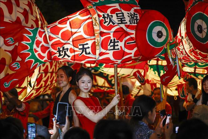 Lễ diễu hành đèn lồng hình cá truyền thống tại quận Huệ Châu, thành phố Hoàng Sơn, tỉnh An Huy, miền Đông Trung Quốc, nổi bật với những chiếc đèn lồng hình cá khổng lồ uốn lượn qua các tuyến phố của những ngôi làng cổ, tạo nên khung cảnh lung linh. Ảnh: THX/TTXVN phát