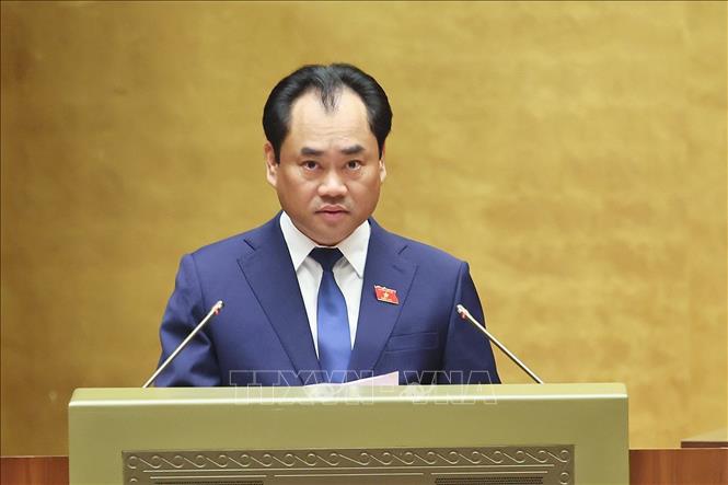 Bộ trưởng Bộ Nông nghiệp và Môi trường Trịnh Việt Hùng, thừa ủy quyền của Thủ tướng Chính phủ trình bày Tờ trình về dự án Luật sửa đổi, bổ sung một số điều của 10 luật có liên quan đến thủ tục hành chính, điều kiện kinh doanh trong lĩnh vực nông nghiệp và môi trường. Ảnh: Doãn Tấn - TTXVN