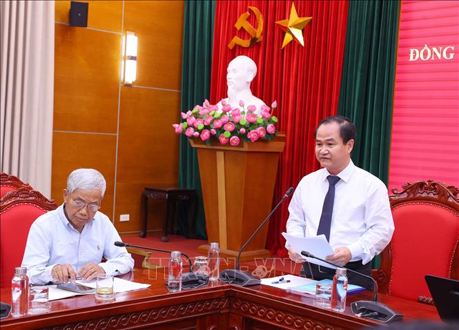 PGS.TS Đỗ Xuân Tuất, Phó Viện trưởng Viện Hồ Chí Minh và các lãnh tụ của Đảng phát biểu tại hội thảo. Ảnh: Văn Điệp – TTXVN