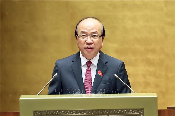 Chủ nhiệm Ủy ban Pháp luật và Tư pháp của Quốc hội Phan Chí Hiếu trình bày Báo cáo thẩm tra dự án Luật Phát triển đô thị. Ảnh: Doãn Tấn - TTXVN