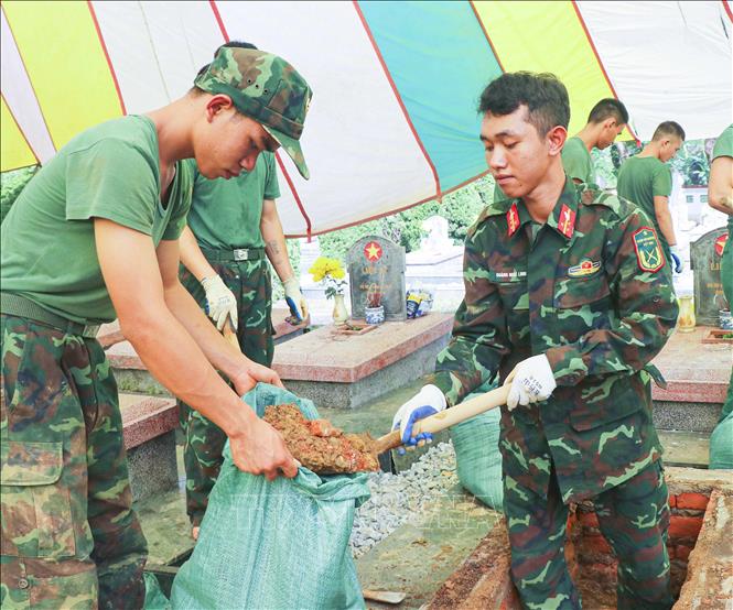 Thượng úy Quàng Ngọc Linh, Trung đoàn 741 (Bộ Chỉ huy Quân sự tỉnh Điện Biên) đào đất, cất bốc các phần mộ tại Nghĩa trang Liệt sĩ Độc Lập, xã Thanh Nưa. Ảnh: Phan Quân - TTXVN
