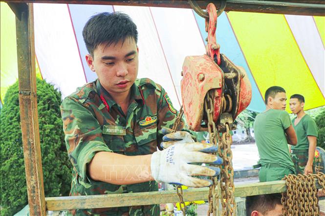 Thượng úy Hoàng Duy Hiếu, Tiểu đoàn 1, Trung đoàn 741 (Bộ Chỉ huy Quân sự tỉnh Điện Biên) tham gia Chiến dịch 500 ngày đêm tại Nghĩa trang Liệt sĩ Độc Lập, xã Thanh Nưa. Ảnh: Phan Quân - TTXVN