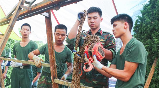 Thực hiện chiến dịch “500 ngày đêm”, từ đầu tháng 6 đến nay, Bộ Chỉ huy Quân sự tỉnh Điện Biên đã huy động hàng trăm lượt cán bộ, chiến sĩ tham gia. Phần lớn là những quân nhân trẻ, sinh ra khi đất nước đã hòa bình nhưng luôn nhận thức sâu sắc ý nghĩa của công tác tìm kiếm, xác định danh tính liệt sĩ. Ảnh: Phan Quân - TTXVN