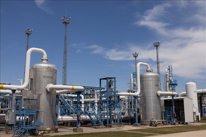 Lượng khí đốt tự nhiên dự trữ của Liên minh châu Âu (EU) hiện ở mức thấp nhất từng ghi nhận vào thời điểm này trong năm kể từ khi bắt đầu thống kê năm 2011, làm gia tăng lo ngại về nguy cơ thiếu hụt nguồn cung và giá năng lượng tăng cao trong mùa Đông tới. Dữ liệu của Gas Infrastructure Europe (GIE) cho thấy các kho chứa khí đốt của EU hiện mới được lấp đầy chưa đến 58% công suất, thấp hơn khoảng 12 điểm phần trăm so với cùng kỳ năm ngoái. Trong ảnh: Cơ sở lưu trữ khí đốt tự nhiên ở Zsana, Hungary. Ảnh: THX/TTXVN phát