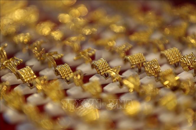 Giá vàng giao ngay giảm 0,07% xuống 4.243,40 USD/ounce, trong khi giá vàng kỳ hạn của Mỹ giảm 0,1% xuống 4.299,60 USD/ounce. Ảnh: THX/TTXVN phát