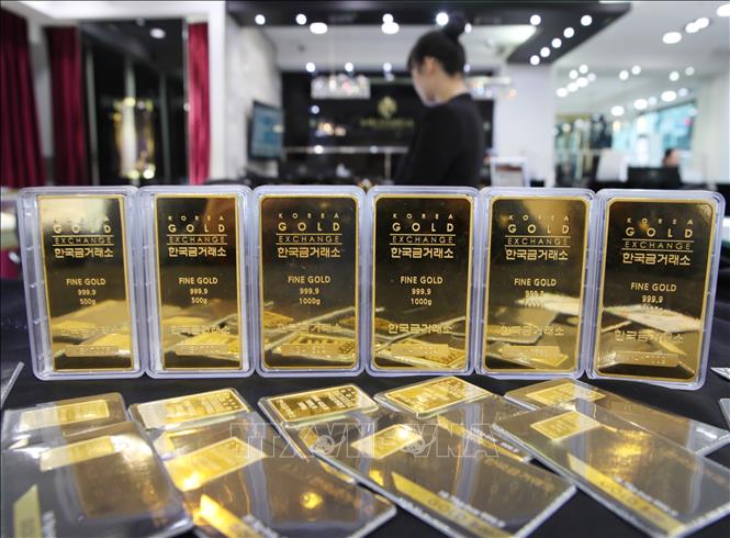 Giá vàng giao ngay giảm 0,07% xuống 4.243,40 USD/ounce, trong khi giá vàng kỳ hạn của Mỹ giảm 0,1% xuống 4.299,60 USD/ounce. Ảnh: THX/TTXVN phát
