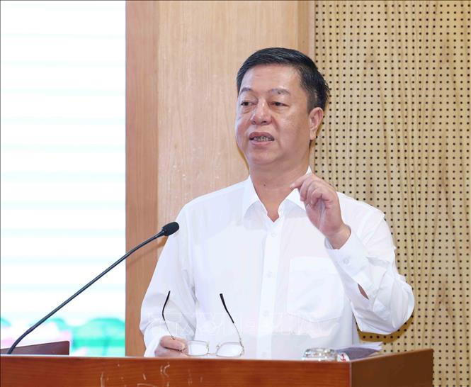 Ông  Vũ Trọng Lâm, Giám đốc - Tổng Biên tập Nhà xuất bản Chính trị quốc gia Sự thật trình bày tham luận tại hội nghị. Ảnh: Phương Hoa - TTXVN