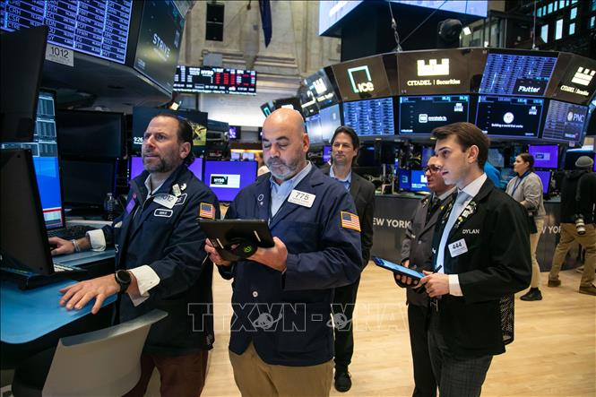 Thị trường chứng khoán Mỹ đồng loạt đi xuống. Chỉ số Dow Jones giảm 0,9% xuống còn 53.885,10 điểm; S&P 500 giảm 0,2% còn 7.709,96 điểm và Nasdaq Composite giảm 0,1% xuống còn 26.348,35 điểm. Ảnh: THX/TTXVN phát