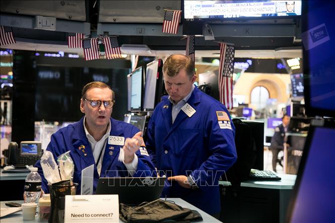 Thị trường chứng khoán Mỹ đồng loạt đi xuống. Chỉ số Dow Jones giảm 0,9% xuống còn 53.885,10 điểm; S&P 500 giảm 0,2% còn 7.709,96 điểm và Nasdaq Composite giảm 0,1% xuống còn 26.348,35 điểm. Ảnh: THX/TTXVN phát