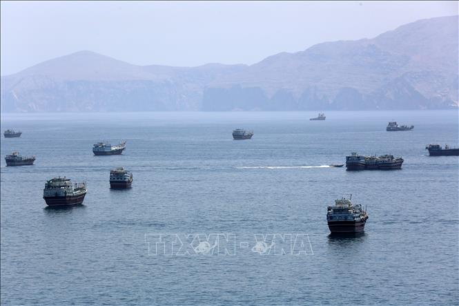 Ngày 6/8/2026, Iran và Oman đã đạt đồng thuận khôi phục hoạt động hàng hải qua eo biển Hormuz. Theo kênh Al-Hadath của Saudi Arabia, thỏa thuận có thời hạn 60 ngày và chính thức có hiệu lực sau khi được Hội đồng An ninh Quốc gia Tối cao Iran phê chuẩn. Trong ảnh: Quang cảnh eo biển Hormuz. Ảnh: THX/TTXVN phát