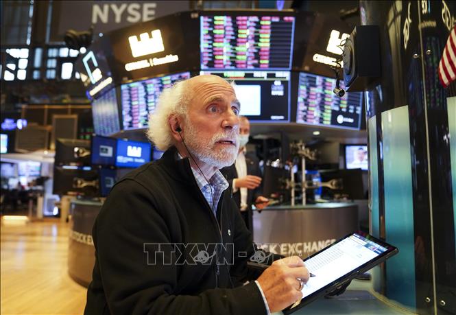 Thị trường chứng khoán Mỹ đồng loạt đi xuống. Chỉ số Dow Jones giảm 0,9% xuống còn 53.885,10 điểm; S&P 500 giảm 0,2% còn 7.709,96 điểm và Nasdaq Composite giảm 0,1% xuống còn 26.348,35 điểm. Ảnh: THX/TTXVN phát