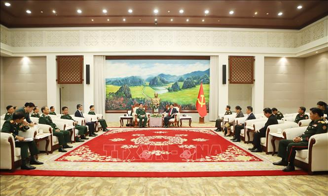 Gen. Nguyen Trong Nghia is hosted by Lao Party General Secretary and President Thongloun Sisoulith. VNA Photo: Xuân Tú 