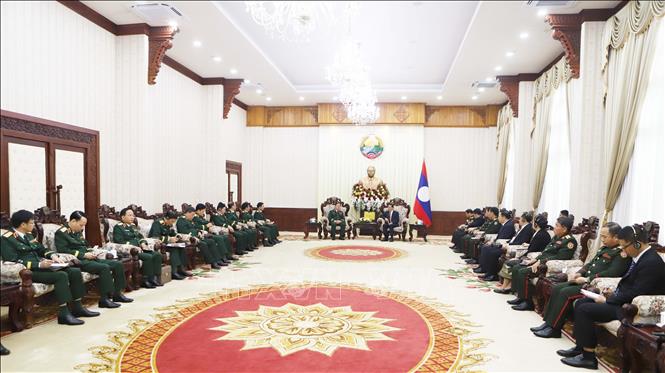 Gen. Nguyen Trong Nghia is hosted by Lao Prime Minister Sonexay Siphandone. VNA Photo: Xuân Tú 