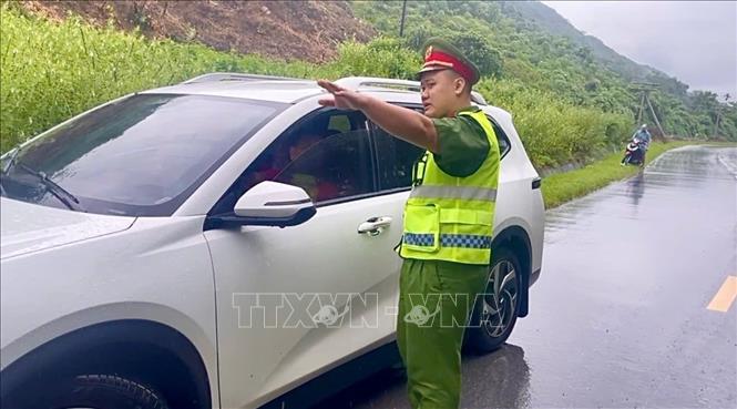 Lực lượng chức năng phân luồng giao thông trên tuyến tỉnh lộ 161. Ảnh: TTXVN phát