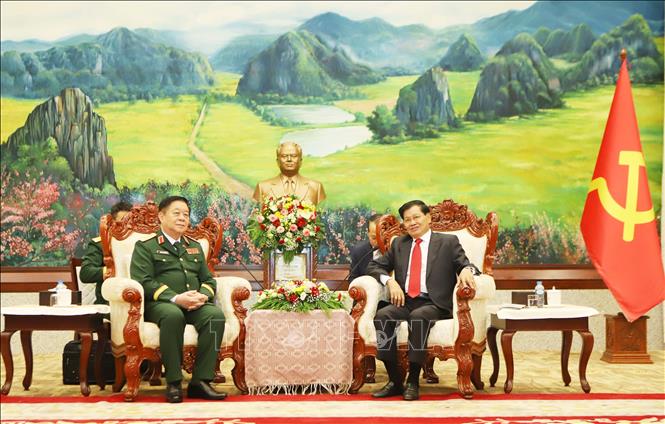 Gen. Nguyen Trong Nghia is hosted by Lao Party General Secretary and President Thongloun Sisoulith. VNA Photo: Xuân Tú 