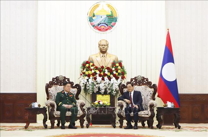 Gen. Nguyen Trong Nghia is hosted by Lao Prime Minister Sonexay Siphandone. VNA Photo: Xuân Tú 