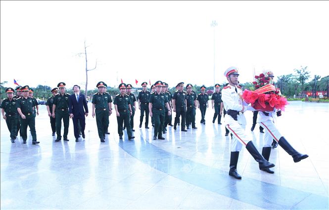 Gen. Nguyen Trong Nghia lays flowers at the Laos–Vietnam Friendship Park. VNA Photo: Xuân Tú 