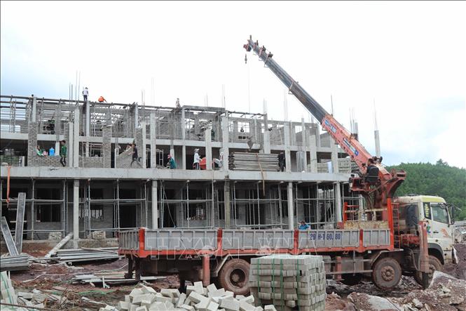 Các đơn vị thi công tích cực xây dựng khu lớp học Trường phổ thông nội trú liên cấp xã biên giới Kiên Mộc (Lạng Sơn). Ảnh: Quang Duy – TTXVN