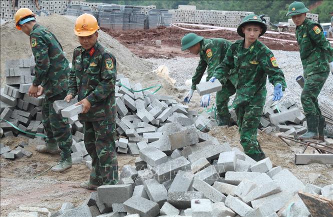 Các lực lượng hỗ trợ vận chuyển vật tư xây dựng Trường phổ thông nội trú liên cấp xã biên giới Kiên Mộc (Lạng Sơn). Ảnh: Quang Duy – TTXVN