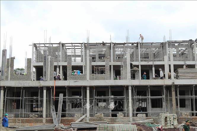 Các đơn vị thi công tích cực xây dựng khu lớp học Trường phổ thông nội trú liên cấp xã biên giới Kiên Mộc (Lạng Sơn). Ảnh: Quang Duy – TTXVN