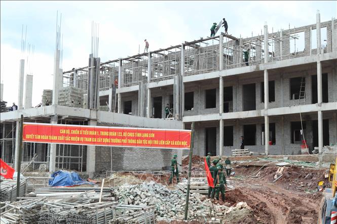 Các đơn vị thi công tích cực xây dựng khu lớp học Trường phổ thông nội trú liên cấp xã biên giới Kiên Mộc (Lạng Sơn). Ảnh: Quang Duy – TTXVN