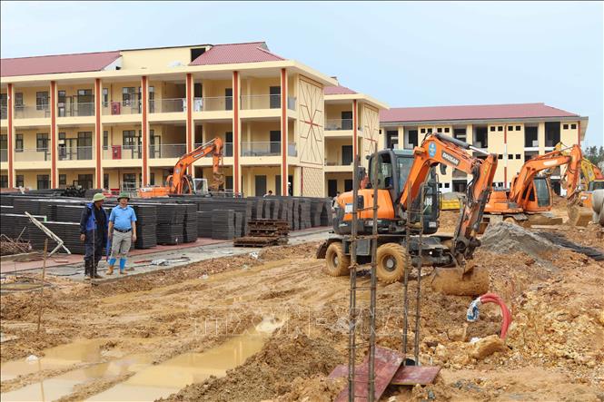 Đơn vị thi công xử lý phần nền sân Trường phổ thông nội trú liên cấp xã biên giới Mẫu Sơn (Lạng Sơn). Ảnh: Quang Duy – TTXVN