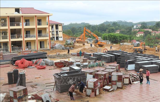 Vật tư xây dựng được tập kết đầy đủ để đơn vị thi công hoàn thiện các hạng mục thiết yếu Trường phổ thông nội trú liên cấp xã biên giới Mẫu Sơn (Lạng Sơn). Ảnh: Quang Duy – TTXVN