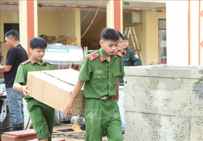 Lực lượng Công an hỗ trợ vận chuyển vật tư phục vụ học tập Trường phổ thông nội trú liên cấp xã biên giới Mẫu Sơn (Lạng Sơn). Ảnh: Quang Duy – TTXVN