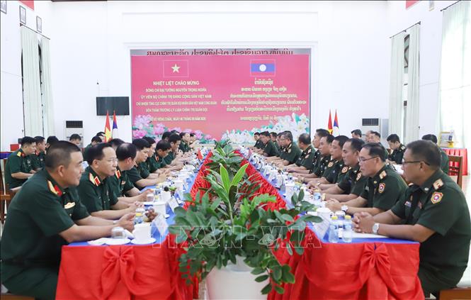 Gen. Nguyen Trong Nghia meets with officials and lecturers of the LPA’s Political Theory School. VNA Photo: Xuân Tú
