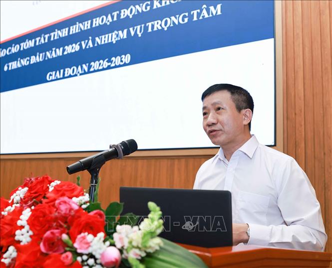 TS. Vũ Thanh Bình, Phó Cục trưởng Cục Khoa học, Công nghệ và Thông tin (Bộ GD&ĐT) khái quát tình hình triển khai hoạt động khoa học và công nghệ năm 2025 và 6 tháng đầu năm 2026; nhận diện kết quả, khó khăn, hạn chế và trình bày nhiệm vụ trọng tâm giai đoạn 2026 - 2030. Ảnh: Thanh Tùng - TTXVN