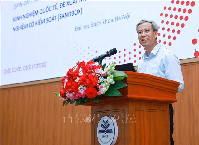 GS.TS Lê Anh Tuấn, Giám đốc Đại học Bách khoa Hà Nội tham luận về: Thí điểm mô hình doanh nghiệp khởi nguồn công nghệ (spin-off) tại Đại học Bách khoa Hà Nội: kinh nghiệm quốc tế, đề xuất mô hình và cơ chế thử nghiệm có kiểm soát (sandbox). Ảnh: Thanh Tùng - TTXVN  