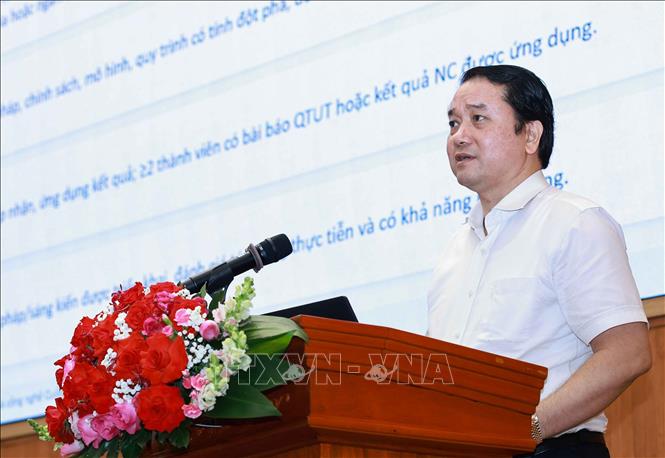PGS.TS Đào Ngọc Chiến, Giám đốc Cơ quan điều hành Quỹ Phát triển khoa học và công nghệ Quốc gia (NAFOSTED), giới thiệu các quy định mới về tài trợ, đặt hàng chương trình và nhiệm vụ khoa học và công nghệ thông qua Quỹ. Ảnh: Thanh Tùng - TTXVN