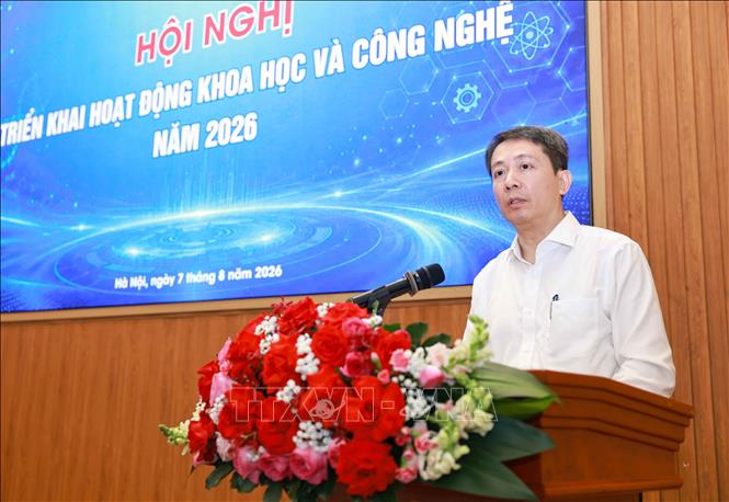 Thứ trưởng Bộ GD&ĐT Phạm Quang Hưng ghi nhận kết quả nổi bật hoạt động KHCN&ĐMST của các cơ sở giáo dục đại học trực thuộc;đồng thời yêu cầu các đơn vị tiếp tục tục đổi mới quản trị đại học, phát huy quyền tự chủ gắn với trách nhiệm giải trình và hoàn thiện chiến lược phát triển khoa học, công nghệ và đổi mới sáng tạo phù hợp với Nghị quyết số 57-NQ/TW và các định hướng phát triển khoa học, công nghệ của đất nước. Ảnh: Thanh Tùng - TTXVN