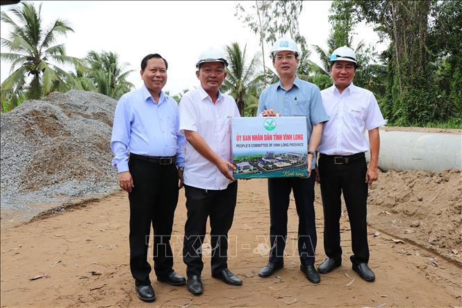 Chủ tịch UBND tỉnh Vĩnh Long Trần Trí Quang (thứ 2 từ phải qua) tặng quà động viên đơn vị thi công tại công trình nâng cấp, mở rộng đường Trương Văn Kỉnh (phường Long Đức). Ảnh:Thanh Hòa - TTXVN