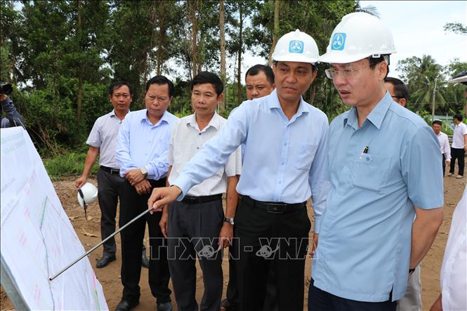 Chủ tịch UBND tỉnh Vĩnh Long Trần Trí Quang khảo sát Dự án nâng cấp, mở rộng đường Trương Văn Kỉnh (phường Long Đức). Ảnh:Thanh Hòa - TTXVN