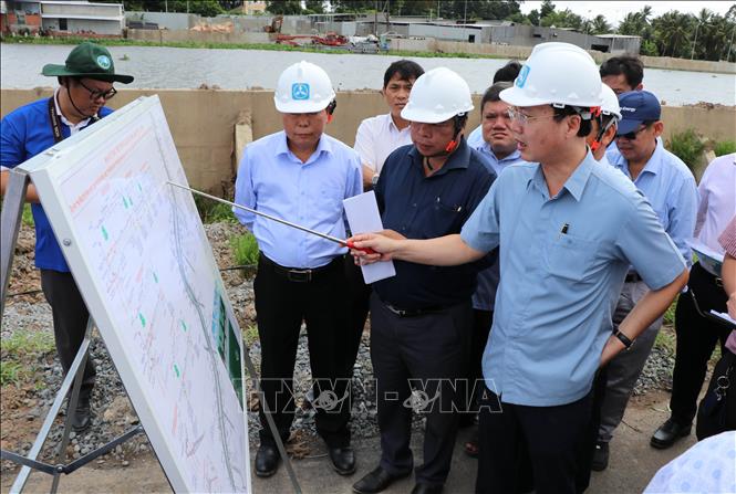 Chủ tịch UBND tỉnh Vĩnh Long Trần Trí Quang khảo sát Công trình Kè chống sạt lở bờ sông Láng Thé kết hợp khán đài đua ghe Ngo (xã Bình Phú và phường Nguyệt Hóa). Ảnh:Thanh Hòa - TTXVN