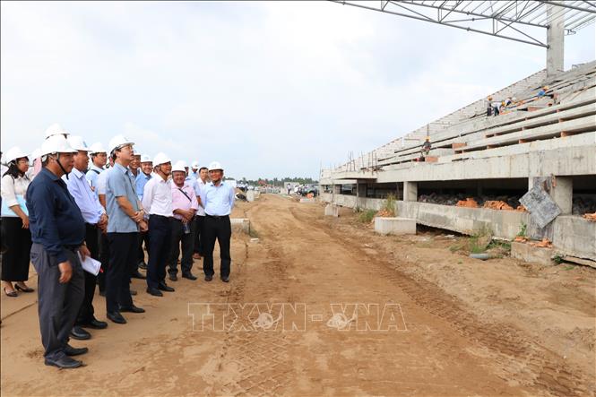 Chủ tịch UBND tỉnh Vĩnh Long Trần Trí Quang khảo sát Công trình Kè chống sạt lở bờ sông Láng Thé kết hợp khán đài đua ghe Ngo (xã Bình Phú và phường Nguyệt Hóa). Ảnh:Thanh Hòa - TTXVN