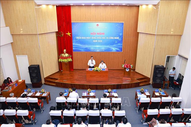 Hội nghị tập trung đánh giá kết quả hoạt động khoa học và công nghệ năm 2025 và 6 tháng đầu năm 2026, đồng thời trao đổi các định hướng, nhiệm vụ trọng tâm hoạt động KHCN&ĐMST giai đoạn 2026 - 2030 của Bộ GD&ĐT, chuyển các định hướng thể chế thành mục tiêu, nhiệm vụ và lộ trình cụ thể. Ảnh: Thanh Tùng - TTXVN