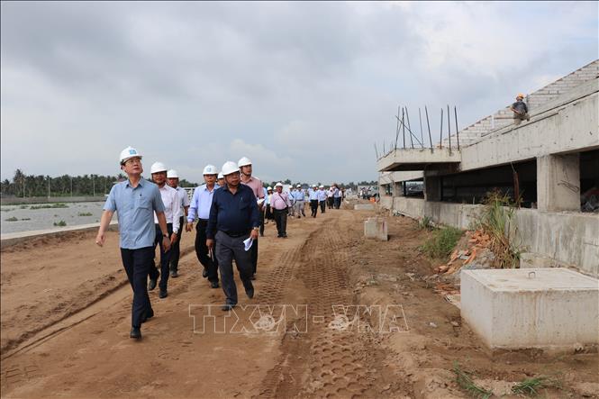 Chủ tịch UBND tỉnh Vĩnh Long Trần Trí Quang khảo sát Công trình Kè chống sạt lở bờ sông Láng Thé kết hợp khán đài đua ghe Ngo (xã Bình Phú và phường Nguyệt Hóa). Ảnh:Thanh Hòa - TTXVN