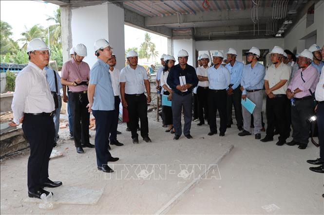 Chủ tịch UBND tỉnh Vĩnh Long Trần Trí Quang khảo sát Công trình Kè chống sạt lở bờ sông Láng Thé kết hợp khán đài đua ghe Ngo (xã Bình Phú và phường Nguyệt Hóa). Ảnh:Thanh Hòa - TTXVN